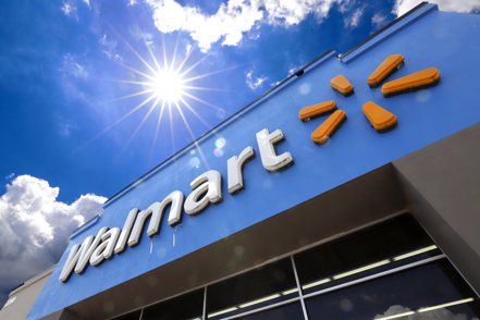 沃爾瑪（Walmart）周四調高店經理的起薪至12.8萬美元，2月1日起生效。 美聯社