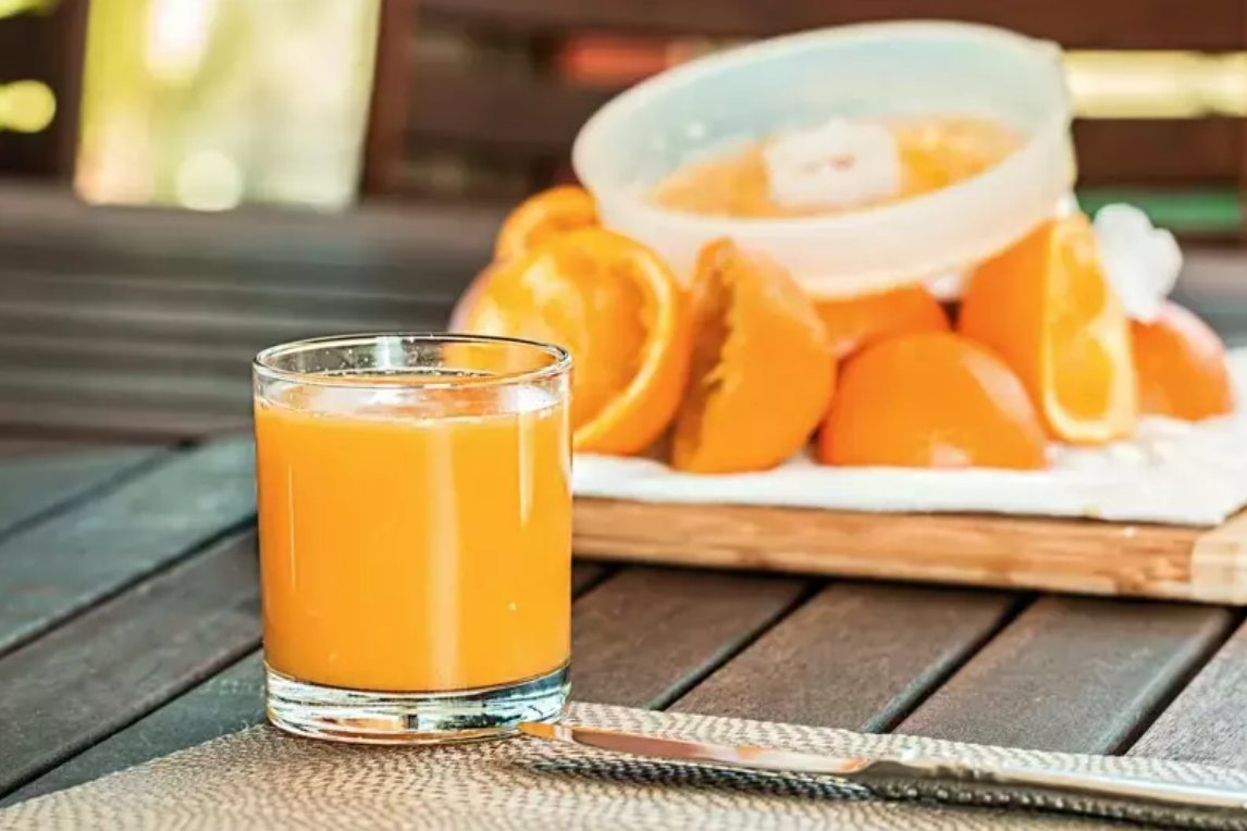 若是每天喝至少一杯100%純果汁，可能會造成兒童和成人的體重小幅增加。圖/Pexels