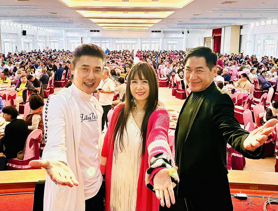 包偉銘（左）和老婆劉依純，以及歌手文章做公益。圖／翰森娛樂提供