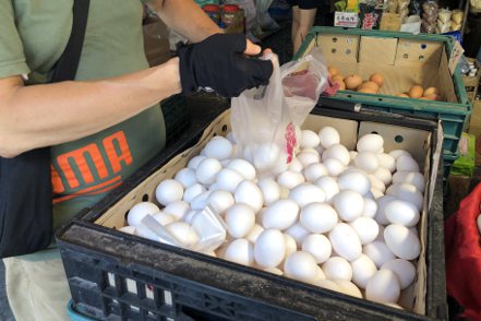 農曆年雞蛋用量暴增，雞蛋產銷討論後決議調漲蛋價2元，批發價周一起調漲、產地價周三起調漲。本報資料照片