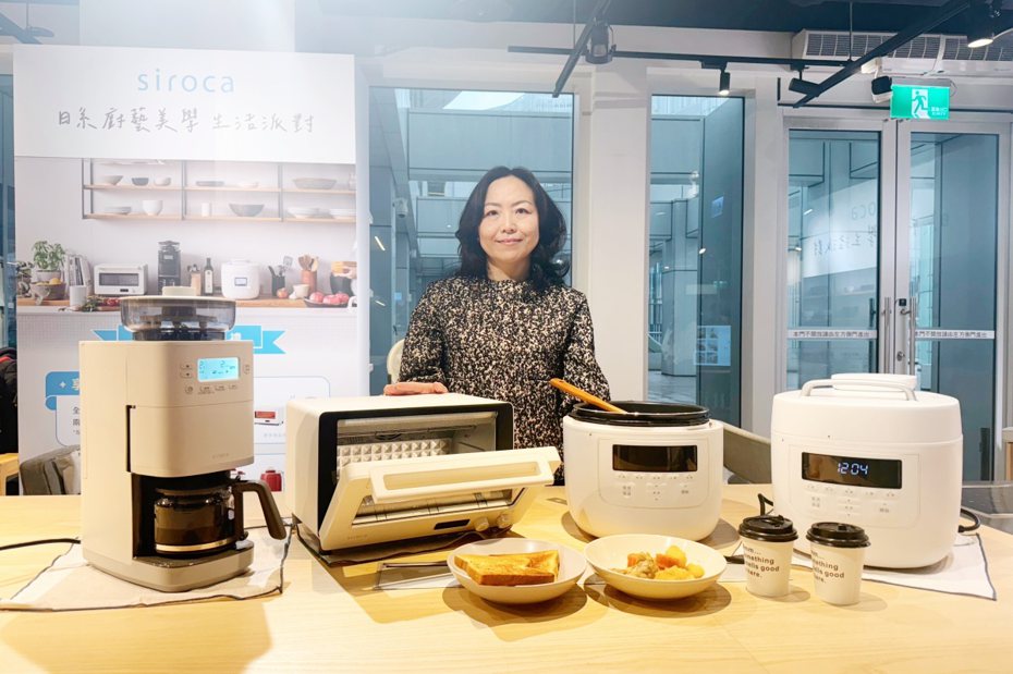▲siroca社長金井茉莉親自介紹此次在台上市的智慧電子萬用壓力鍋及微電腦旋風溫控烤箱
