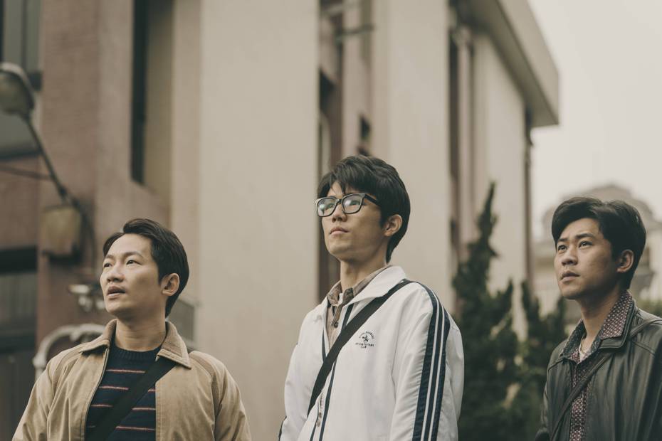 蔡昌憲(左起)、張耀仁、黃迪揚在「鹽水大飯店」中是三兄弟，戲外則都是奶爸。圖／公視台語台提供