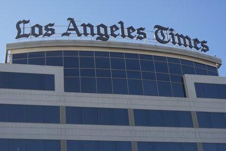 洛杉磯時報23日宣布，由於財務困難，將裁減20%新聞編輯室人員，相當於將解聘至少115名員工，是這家142年歷史報社規模最大的裁員。 美聯社