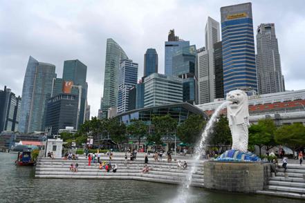 三名在新加坡工作的大陸公民起訴一家匯款公司。 （法新社）
