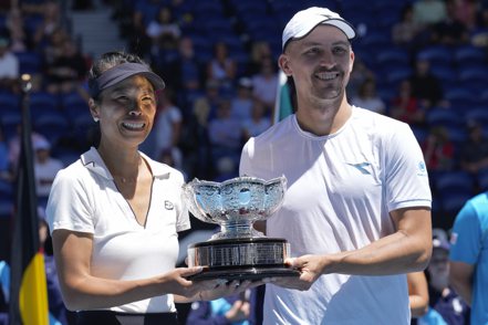 台灣網球好手謝淑薇（左）26日與波蘭搭檔傑林斯基（右），在澳網拿下混雙冠軍。（美聯社）