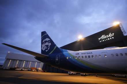 阿拉斯加航空在完成公司第一批波音（Boeing）737 MAX 9型客機的檢查後，已經恢復了這款飛機的商業運營，為本月初內嵌式艙門掉落事件以來的首次。美聯社