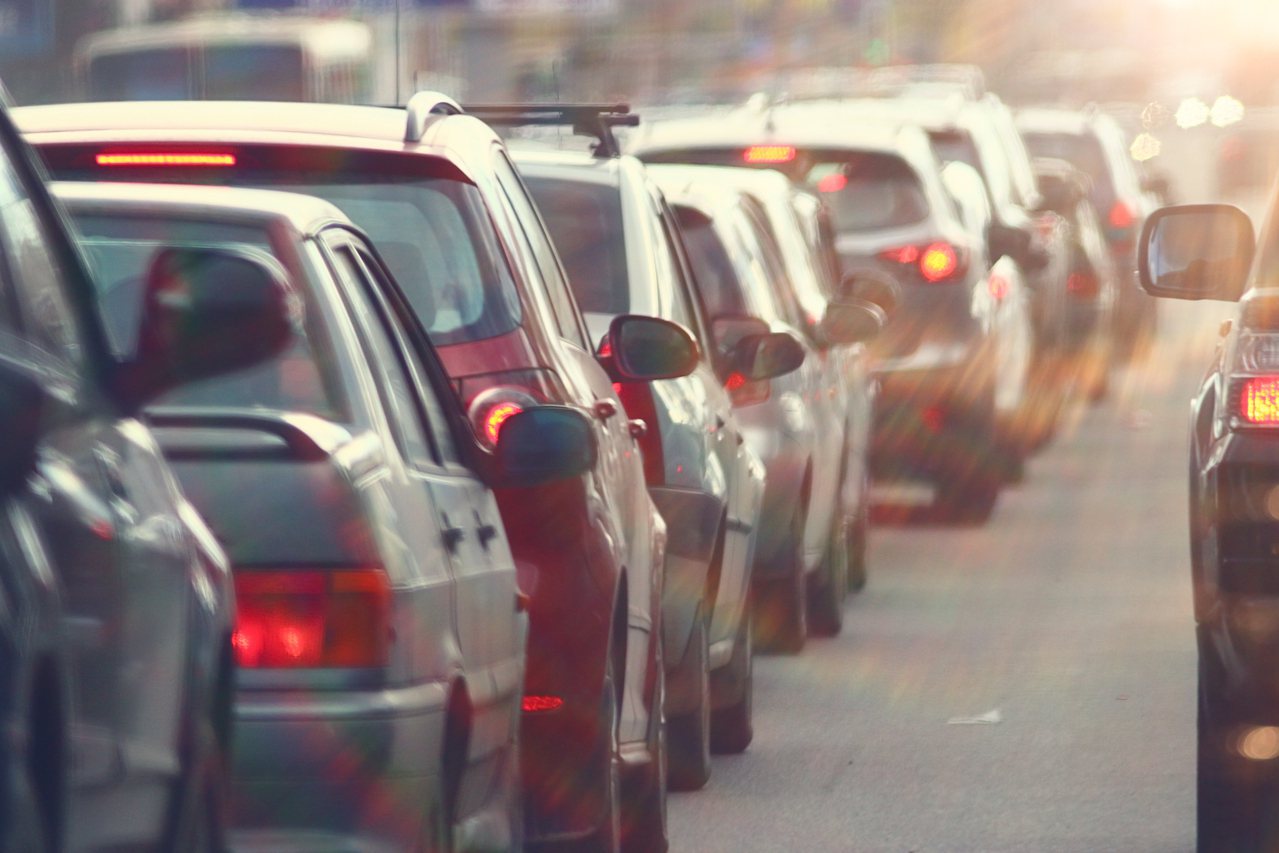 最新刊登的研究報告，每天在車流繁忙公路上行駛的通勤族，即使待在車內，也會因為長期吸入未經過濾的髒空氣，導致血壓升高、罹患心血管疾病。