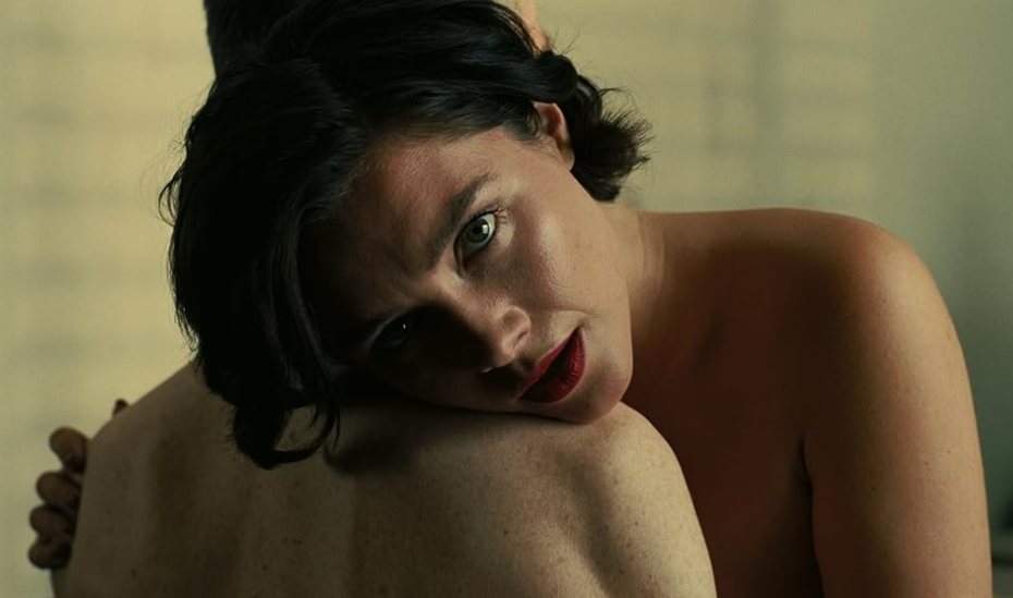 佛蘿倫絲普伊在拍「奧本海默」的激情場面，碰上攝影機壞掉的尷尬情況。圖／摘自／IMDb