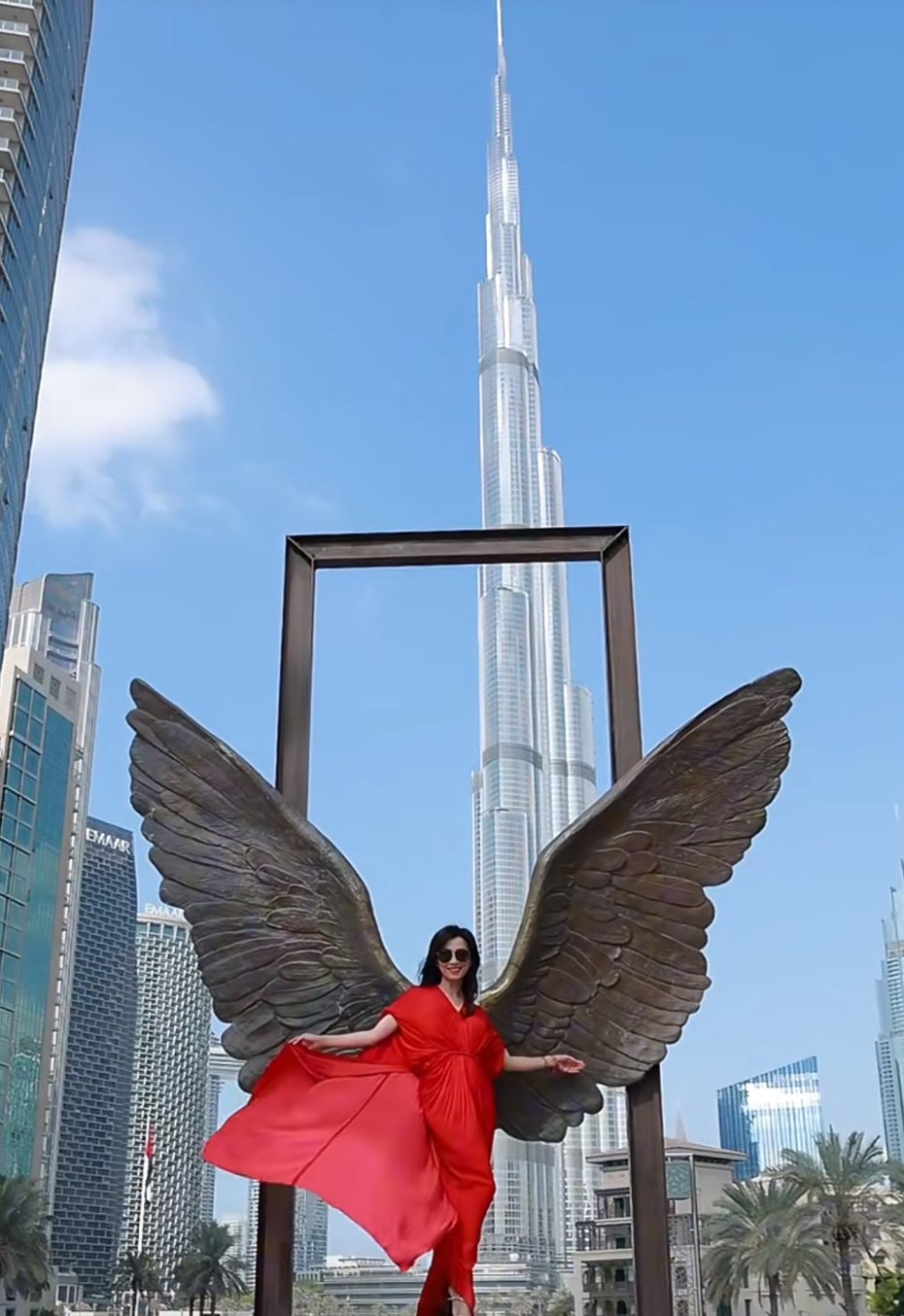 張庭在杜拜擺出勝利女神之姿。圖／摘自微博