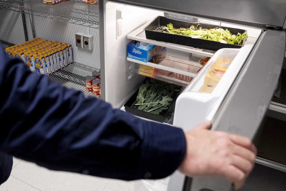 飯菜全部把冰箱塞得滿滿不僅耗電，更容易導致食材變質。示意圖。美聯社