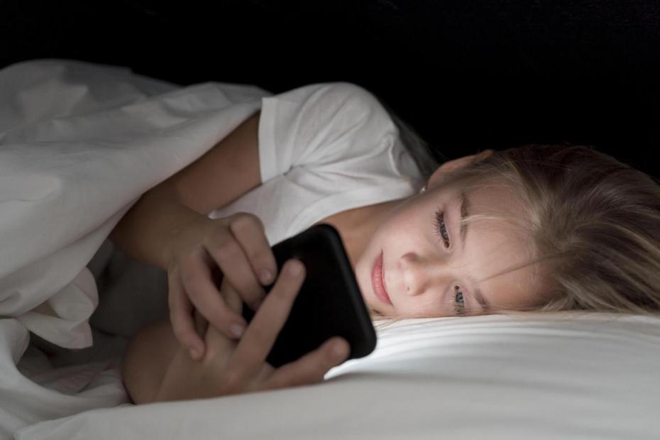 蘋果（Apple）特別提醒用戶別把iPhone充電時別放在毯子、枕頭或是你的身體下方。（示意圖／ingimage）