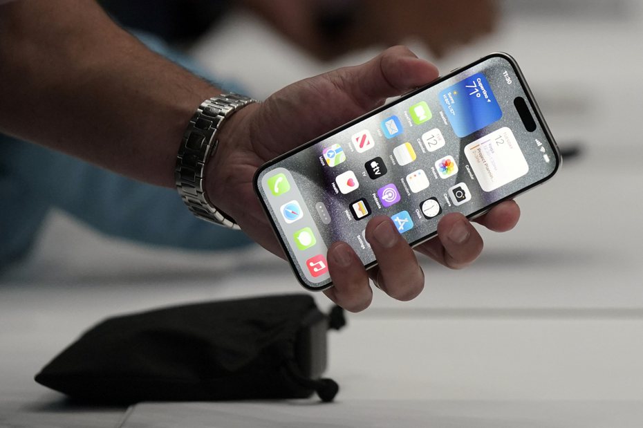 蘋果iPhone 15 Pro採用鈦金屬材質，但要如何清理也成為一門學問。美聯社