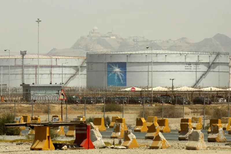 沙烏地阿拉伯國營石油公司沙烏地阿美（Aramco）今天表示，沙烏地政府已命令其產能維持在現行的每日1200萬桶，意味暫時放棄原本的提高產能計畫。 圖／美聯社
