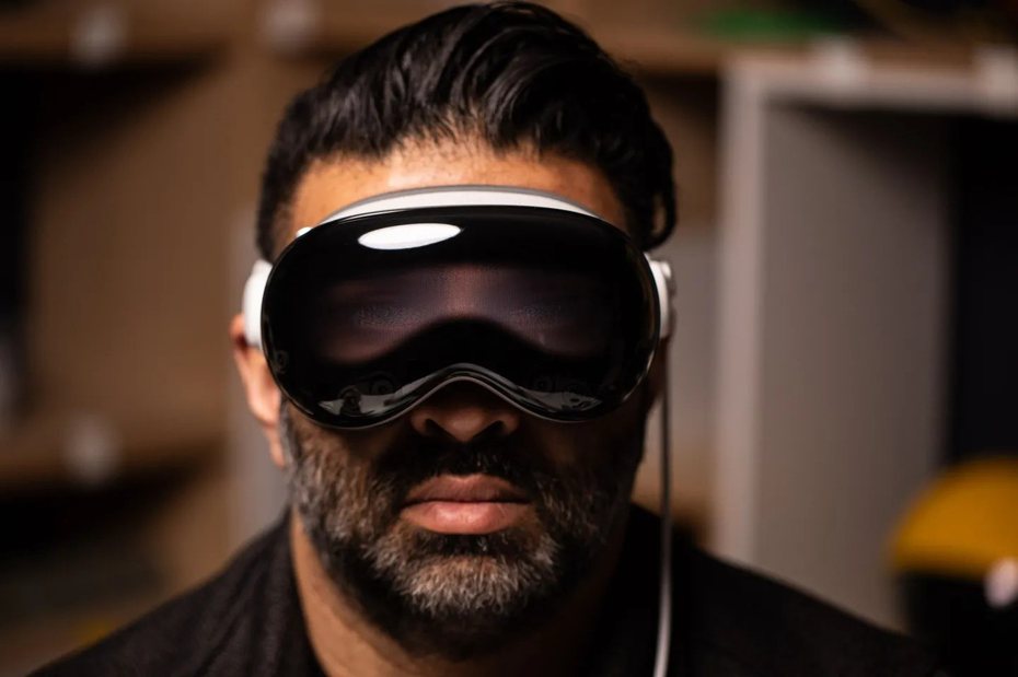 Vision Pro這次強調EyeSight功能，若周圍有人，前方顯示器就會變得透明些，但會無法察覺對方是不是在看你眼睛、對方也會看到類似「低解析度」的眼睛畫面，感覺有些詭異。（翻攝自《The Verge》）