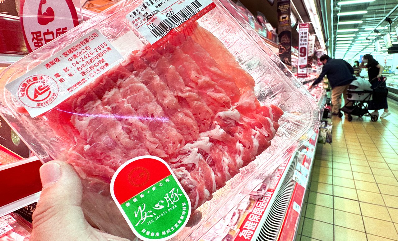台中市食安處2024年1月15日在台糖梅花肉片驗出瘦肉精，合計819公斤，已流入市面。圖為賣場上仍在販售的台糖豬肉。記者黃仲裕／攝影