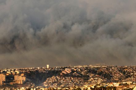 智利中部爆發森林野火持續延燒，截至目前已經有112人喪生、數百人下落不明，是智利史上最致命野火火災。法新社