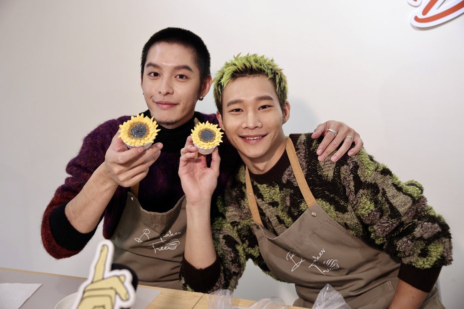 曹佑寧(左)與黃冠智做向日葵杯子蛋糕，甜蜜過情人節。記者李政龍／攝影
