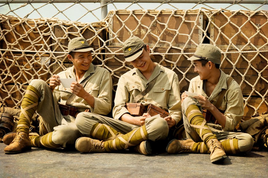 「聽海湧」黃冠智（左起）、吳翰林、朱宥丞飾演「臺籍戰俘監視員」三兄弟，三人在劇中有濃厚的革命情感。圖／公視提供