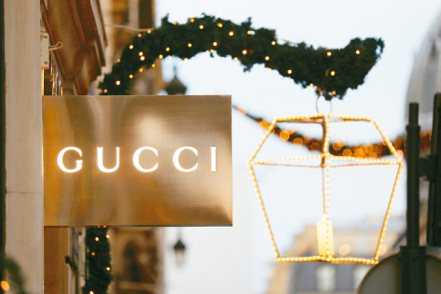 Gucci母公司法國精品業者開雲集團（Kering）上季營收持續下滑，並審慎表示持續投資提振Gucci品牌，可能影響今年利潤。 （路透）
