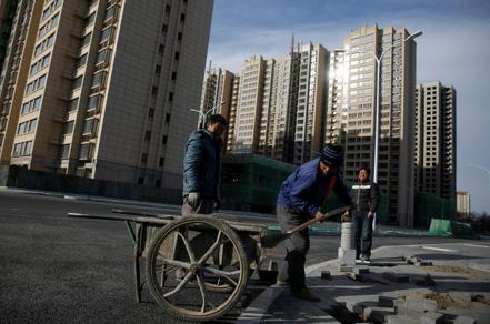 在廣州、上海、北京接連推出房市鬆綁政策後，深圳於7日晚間亦跟上「北上廣」腳步，宣布放鬆房市限購政策。 路透