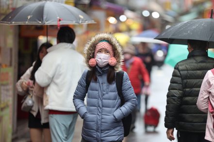 今天除夕，北台灣白天仍較溼冷。中央氣象署預測，明天大年初一水氣減少轉乾冷，強烈大陸冷氣團13日年初四才會減弱，白天氣溫回升。示意圖。記者蘇健忠／攝影