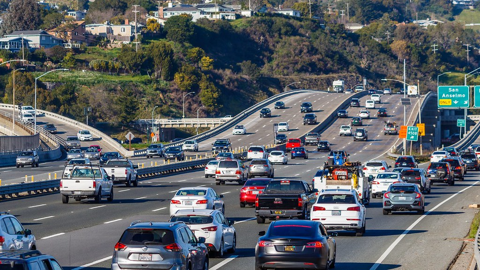美國NGO研究，「超級駕駛」每天開車距離遠超過一般人，如能跟據他們的需求協助更換電動車，減碳成效會更好。 圖／Robert So/pexels