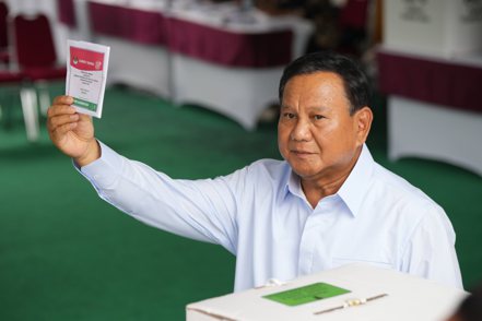 印尼14日舉行總統大選，現任國防部長普拉伯沃（Prabowo Subianto）在得票率遙遙領先後，已自行宣布勝選，但正式結果35天後才會公布。 （美聯社）