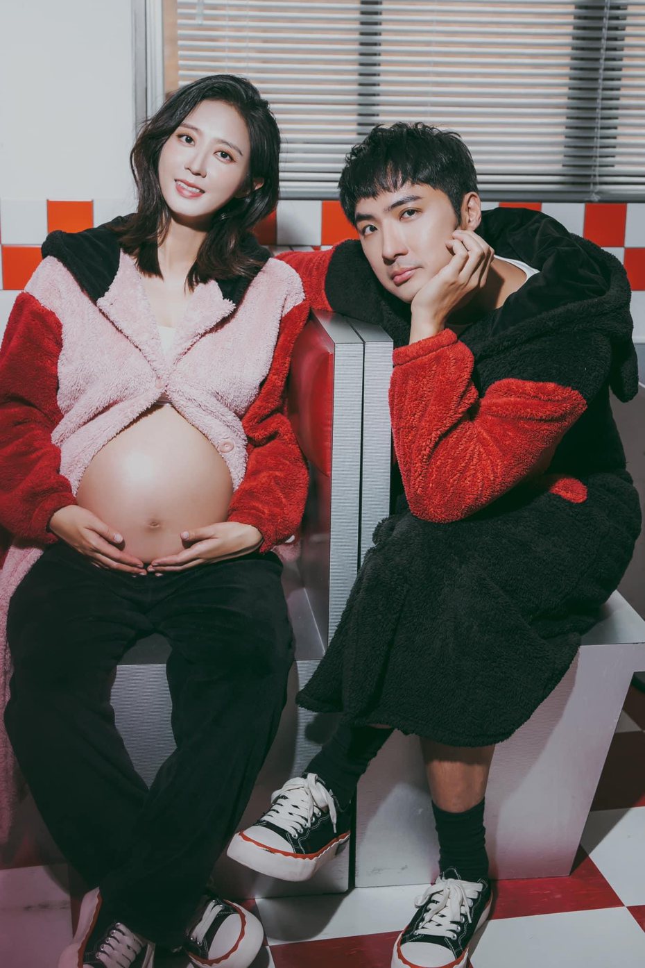李運慶(右)與洪詩穿著居家睡袍拍攝孕婦寫真。圖／摘自臉書