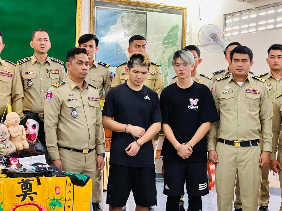 網紅晚安小雞（前排右三）、阿鬧（右二）赴柬埔寨直播宣稱在詐騙園區，被柬國警方以涉嫌散布不實訊息帶回調查，在記者會被上銬下跪道歉，承認影片造假。記者李奕昕／翻攝