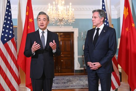 中國大陸外交部長王毅（左）與美國國務卿布林肯（右）。 （新華社）