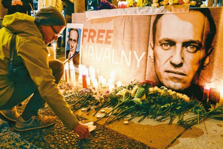 俄羅斯總統普亭頭號政敵納瓦尼十六日驚傳猝死獄中。圖為民眾上街獻花哀弔致意。（美聯社）