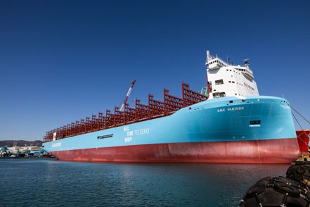 丹麥航運集團馬士基（Maersk）為了減少碳排，旗下一艘以甲醇為動力的最新貨櫃輪已自南韓下水啟航，2月起投入中國大陸（或其他亞洲國家）到中東和歐洲航線營運。彭博資訊