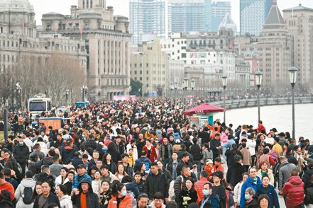 陸春節遊客出遊花費人民幣6,326億元，年增47.3%。（中新社）