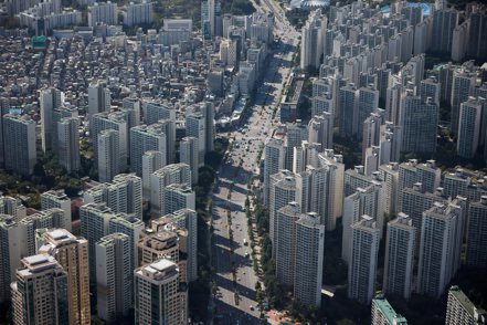 南韓一位反對黨議員表示，南韓五大金融公司在20兆韓元的海外房地產投資中，面臨約1兆韓元的損失。 （路透）