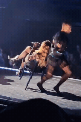 瑪丹娜在演唱會舞台上意外摔倒。(擷自YouTube)