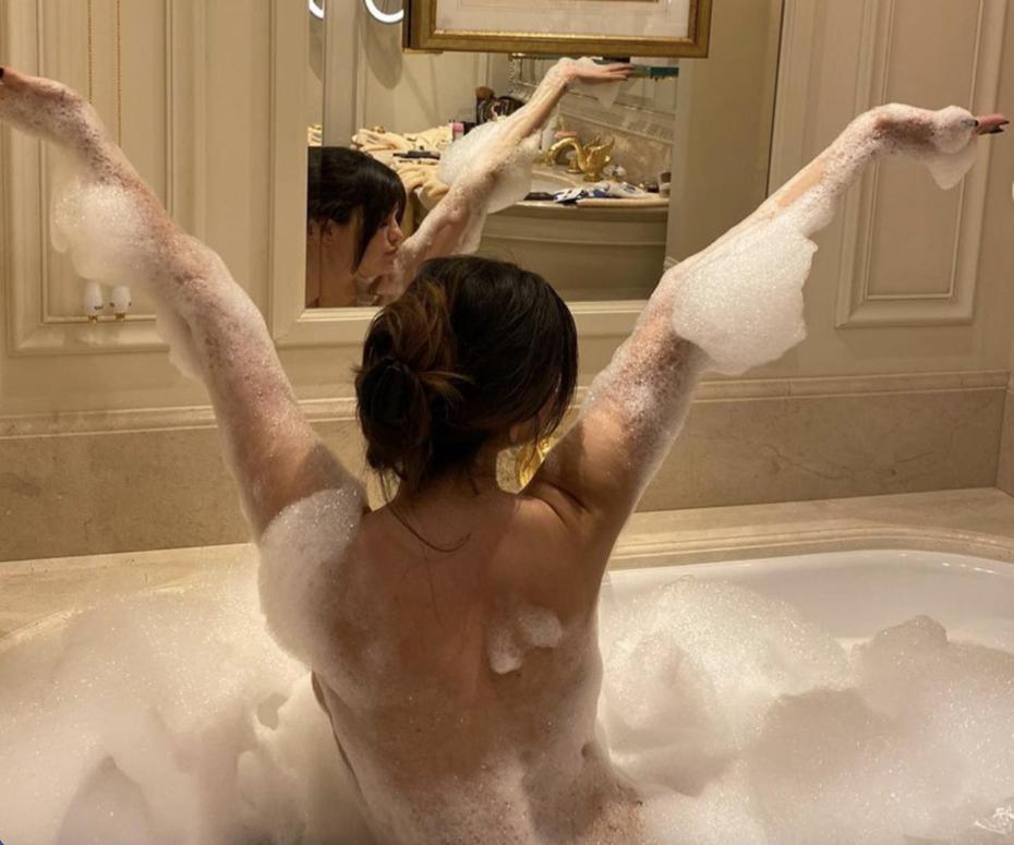 席琳娜發布上身赤裸泡澡的清涼畫面，引起粉絲熱烈討論。圖／摘自IG