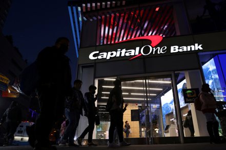 美國銀行業者Capital One同意收購同業Discover Financial。路透