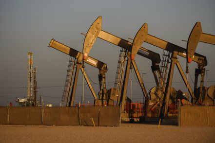埃克森美孚和中國海洋石油有限公司正考慮行使權利收購Hess Corp.在圭亞那一個大型海上石油開發項目中的股權。圖為石油示意圖。 (美聯社)