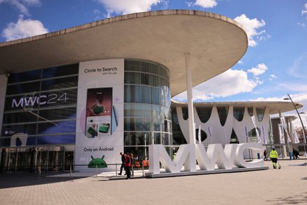 全球最大行動和通訊貿易展世界行動通訊大會（MWC），26日將在巴塞隆納開幕，AI手機料將成為今年重點。  路透