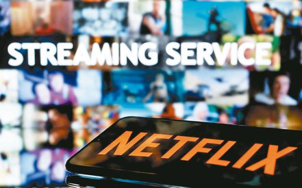 線上交易免關稅已助長全球數位產品服務貿易，是亞馬遜與Netflix等大型科技公司的成功關鍵。（路透）