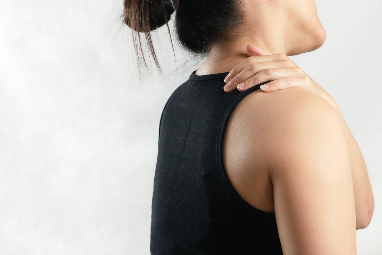 五十肩常出現在40至60歲、女性發生率高，最明顯的病症是手抬不起來，因為肩關節囊裡面沾黏或發炎了，導致肩膀活動的角度受到限制。