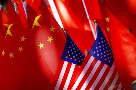根據一份新的報告，美國與中國大陸在駐外辦事機構數量方面的差距有所縮小。圖為美國及中國大陸的國旗。 美聯社