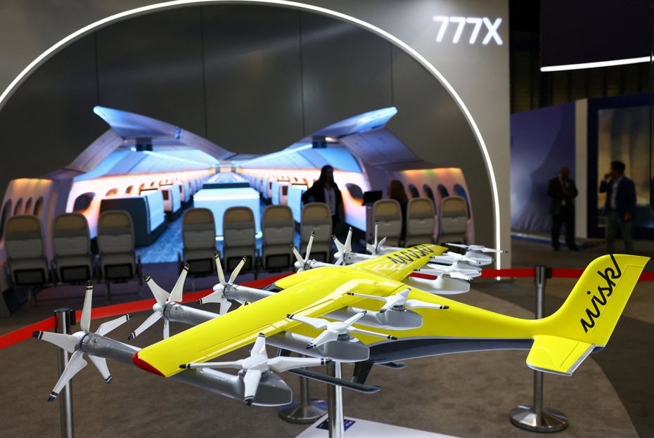 電動垂直起降載具（eVTOL）預計2030年可以商業化，初期提供飛天小黃服務。圖為新加坡航空展。路透