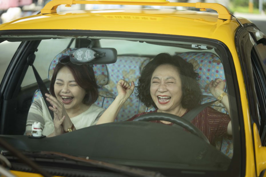 楊麗音(右)演出「華麗計程車行」，在林嘉俐鼓勵下，首次坐上駕駛座，掌握人生方向盤。圖／華視、LINE TV提供