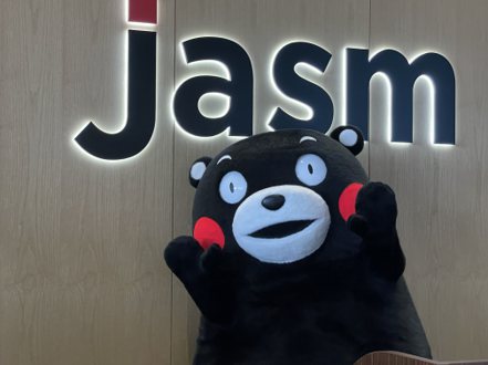 台積電JASM熊本廠日前開幕，圖為熊本熊合影。聯合報系資料照片