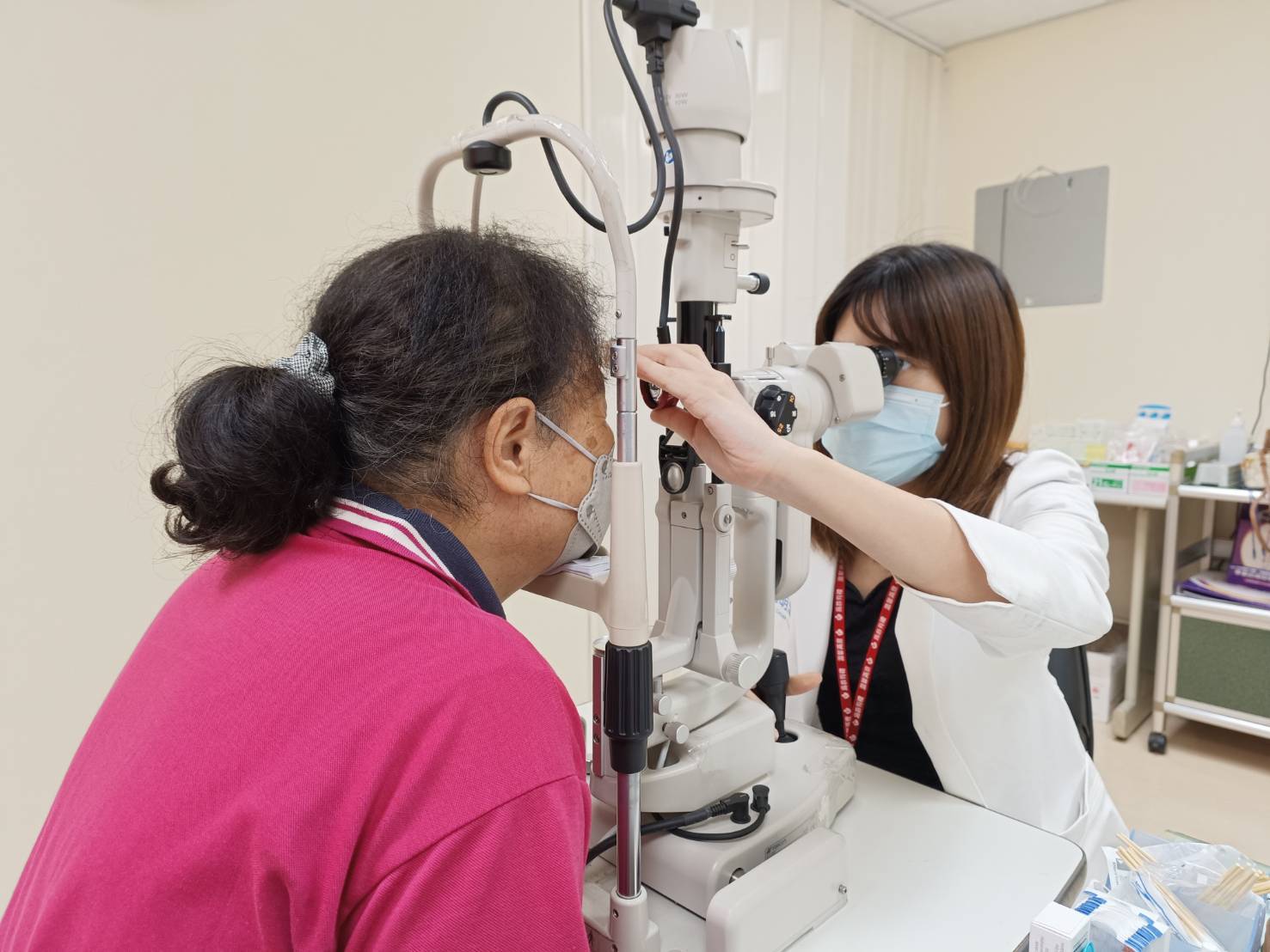 婦人糖尿病未規律服藥造成牽扯性視網膜剝離，視力0.1都不到，經手術逐漸改善。圖／為恭紀念醫院提供
