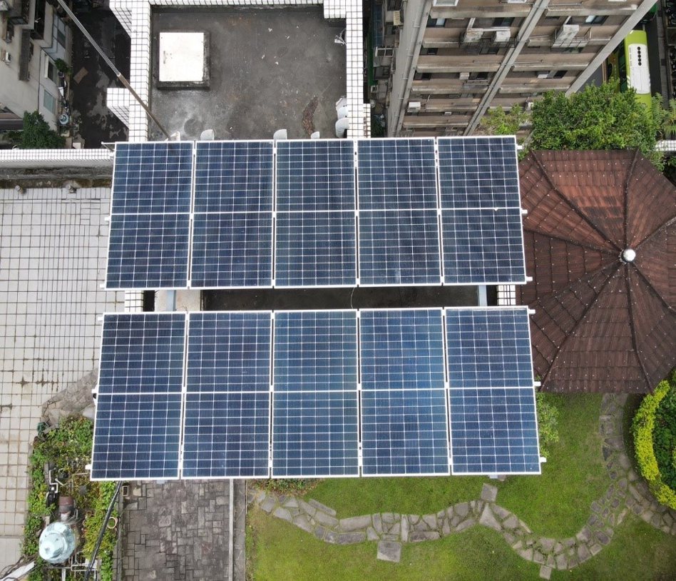 翠亨村名廈社區申請補助設置太陽能及風能發電設備，年節省電費約9萬。 圖／北市環保局提供