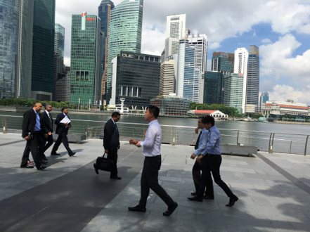 新加坡高階人才薪酬輸香港，引發憂慮。（美聯社）