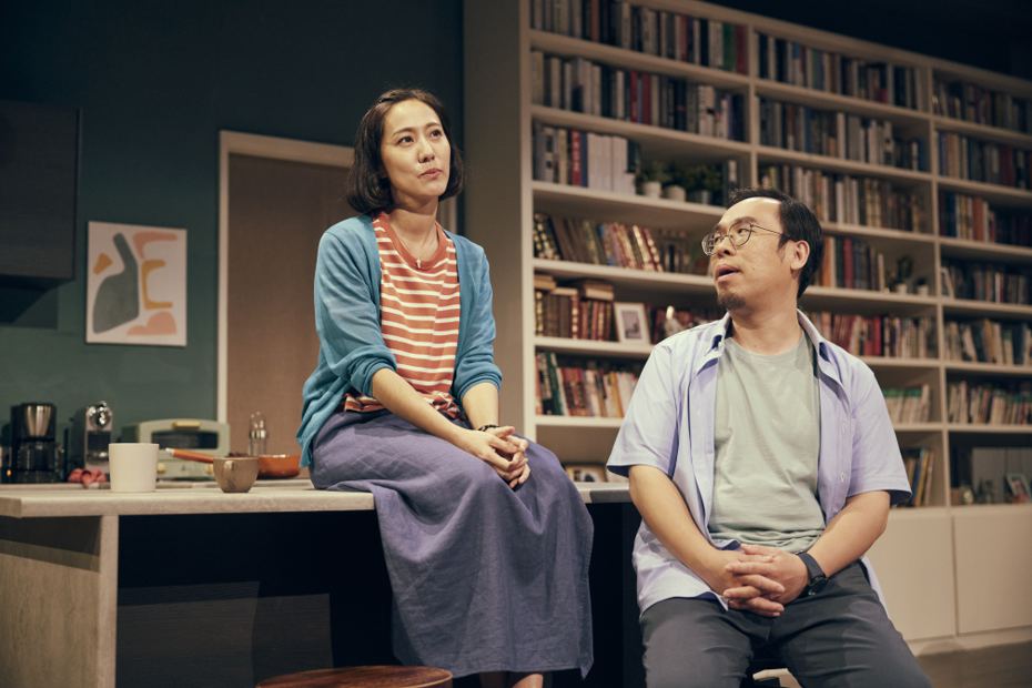 張詩盈(左)演出舞台劇「婚內失戀」，感嘆婚後少有自己的時間。圖／寬想國際娛樂提供
