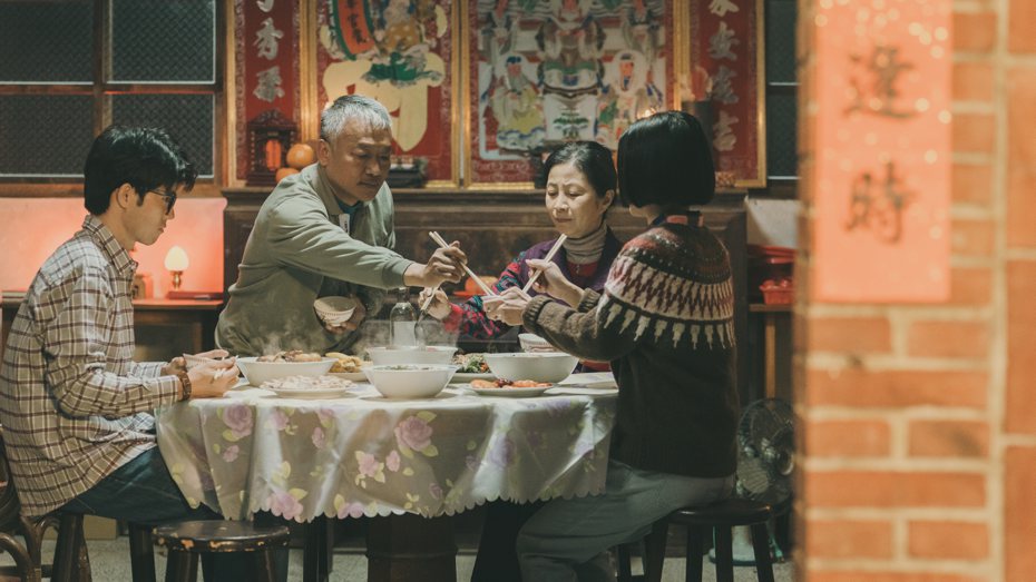 「鹽水大飯店」張耀仁(左起)、謝銘祐、方文琳一家人為還債一籌莫展。圖／公視台語台提供